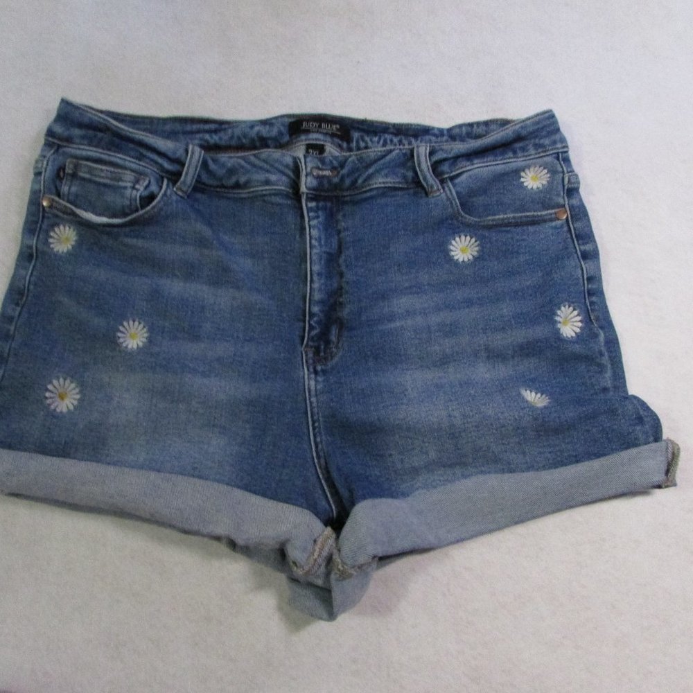 Judy Blue Denim Shorts with Embroidered Daisy Flowers - Size 3XL